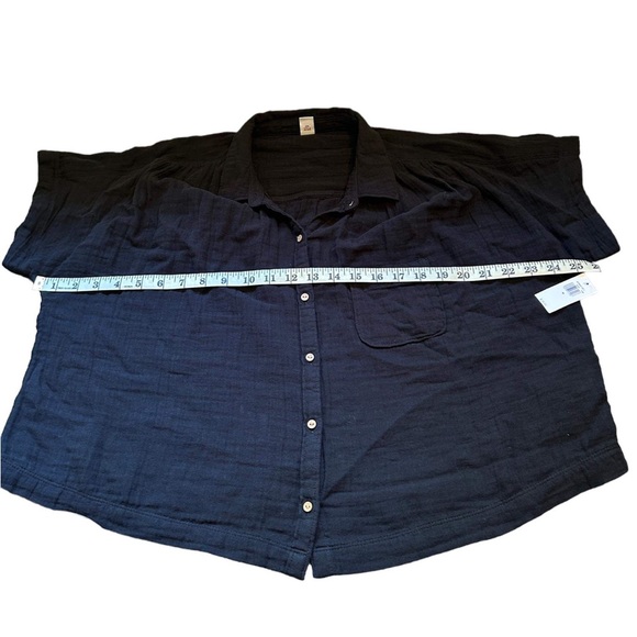 Old Navy Short Sleeved Crinkle Button Down Shirt - Size Medium NWT - Picture 2 of 5